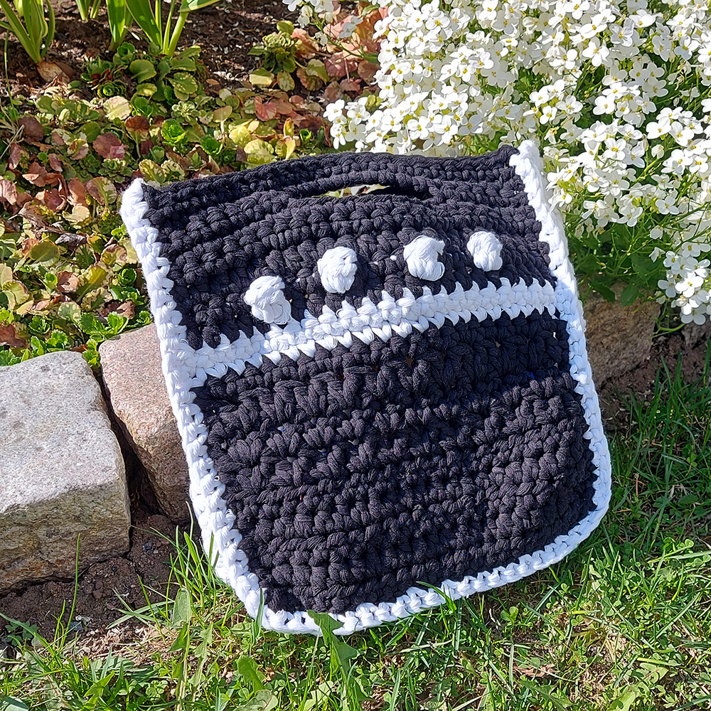 Black and white chunky crochet bag